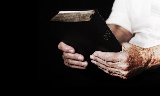 Un hombre leyendo la Santa Biblia.