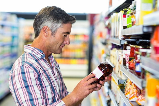 Hombre leyendo valores nutricionales