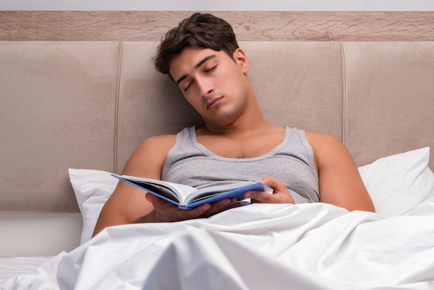 Hombre, libro de lectura, en la cama