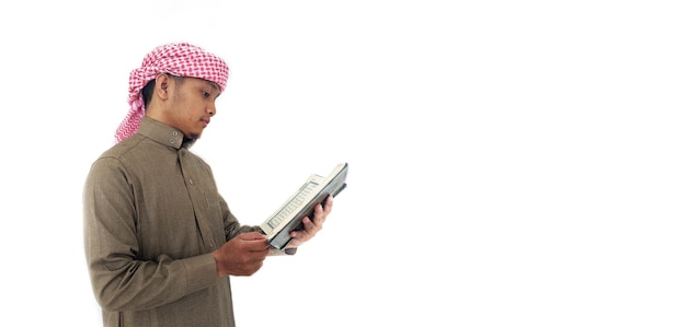 hombre con el libro sagrado del Corán de los musulmanes