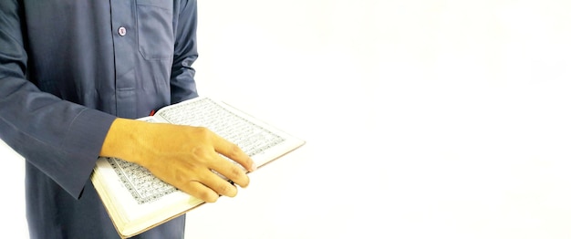 hombre con el libro sagrado del Corán de los musulmanes