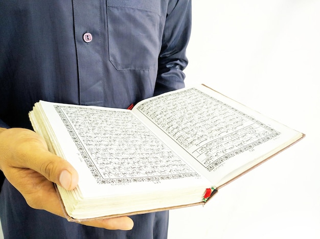 hombre con el libro sagrado del Corán de los musulmanes