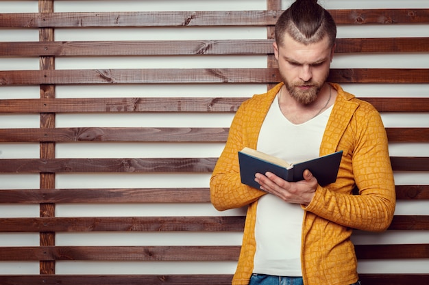 El hombre con un libro