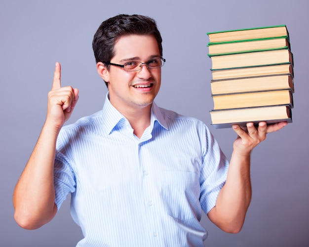 Foto hombre con libros.