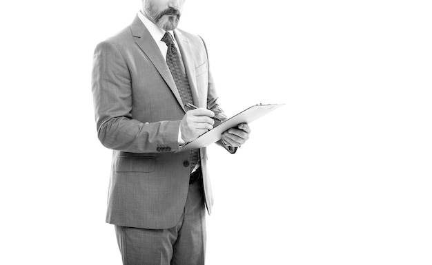 Hombre líder recortado en traje haciendo notas o firmando contrato en documentos de carpeta aislados en espacio de copia en blanco firmando contrato