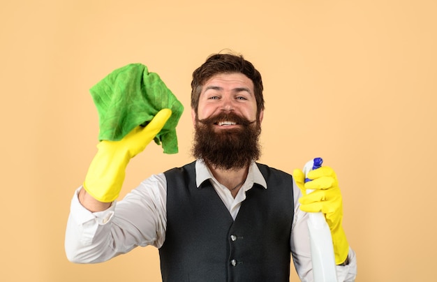 Hombre limpiador en el trabajo de limpieza de las tareas del hogar concepto de servicio de limpieza profesional trabajador del servicio de limpieza