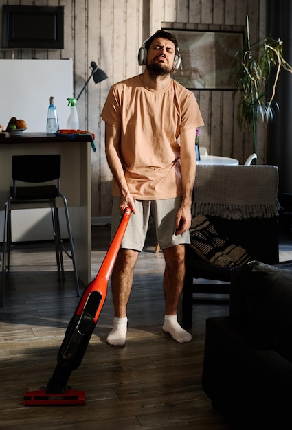 Hombre limpiando el suelo con electrodomésticos