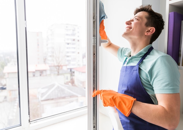 Foto hombre limpiando ventanas