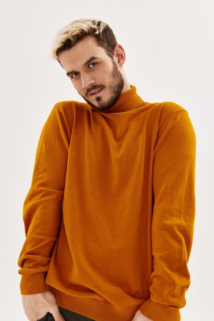 Hombre lindo en fondo claro del estilo de vida de la ropa de la moda del suéter