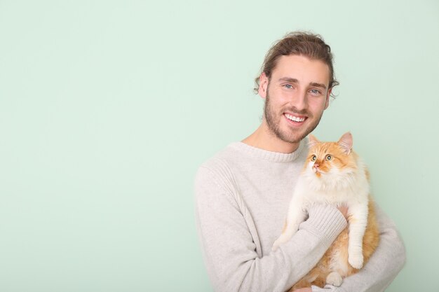 Hombre con lindo gato