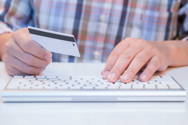 Hombre en línea de compras y pagar con tarjeta de crédito