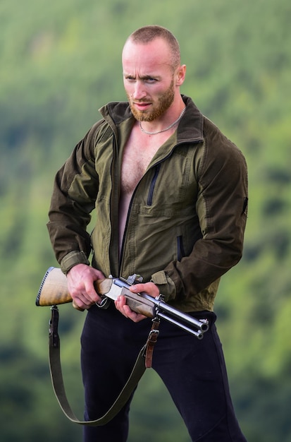 Hombre listo para disparar soldado en el campo polígono ejército fuerzas francotirador alcanzar objetivo montaña hombre musculoso sostener arma propósito y éxito militar estilo masculino en camuflaje