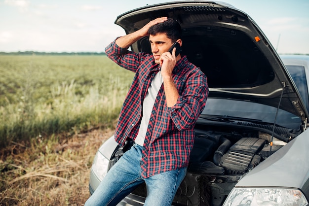 Hombre llama al servicio, problema con el vehículo