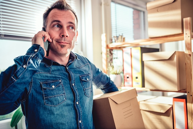Foto hombre llamando al servicio de entrega de paquetes