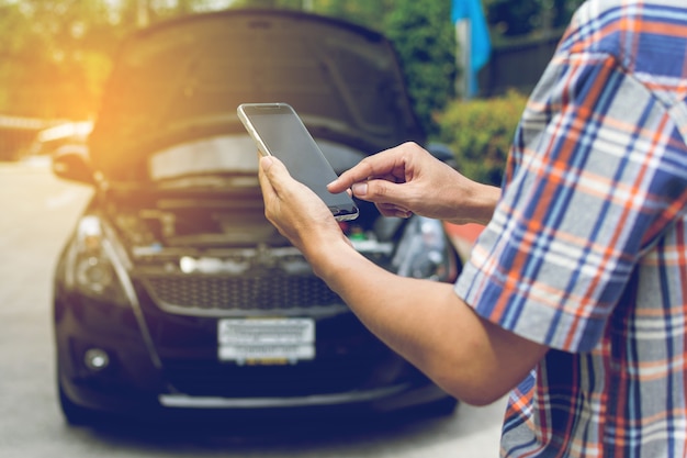 Foto hombre llamando para obtener ayuda con un automóvil averiado