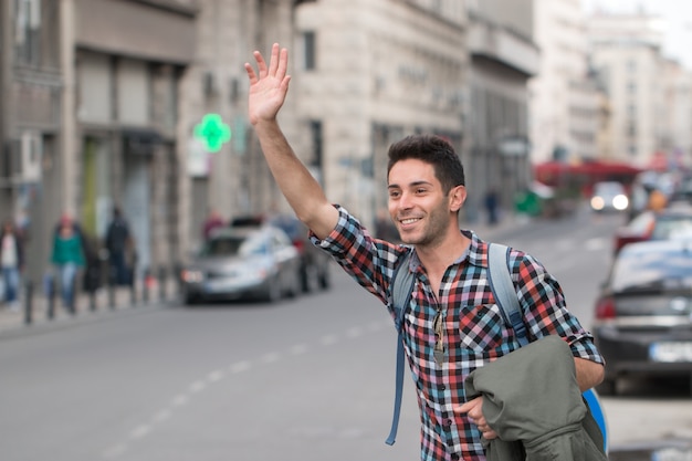 Hombre llamando a un taxi