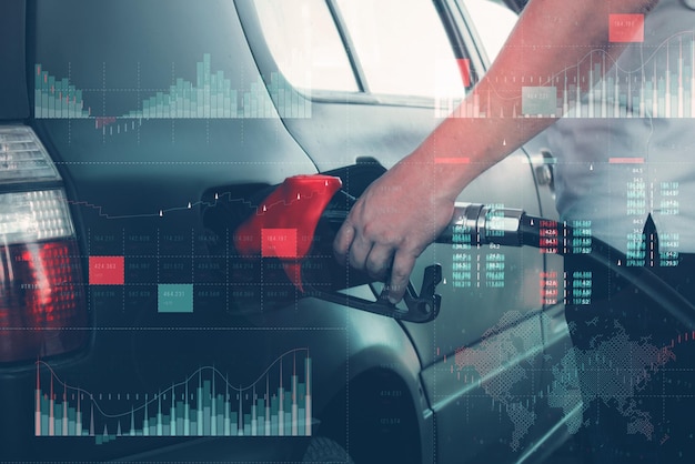 Un hombre llena un auto en una gasolinera con antecedentes tecnológicos Gráfico de aumento de los precios de la gasolina y el combustible