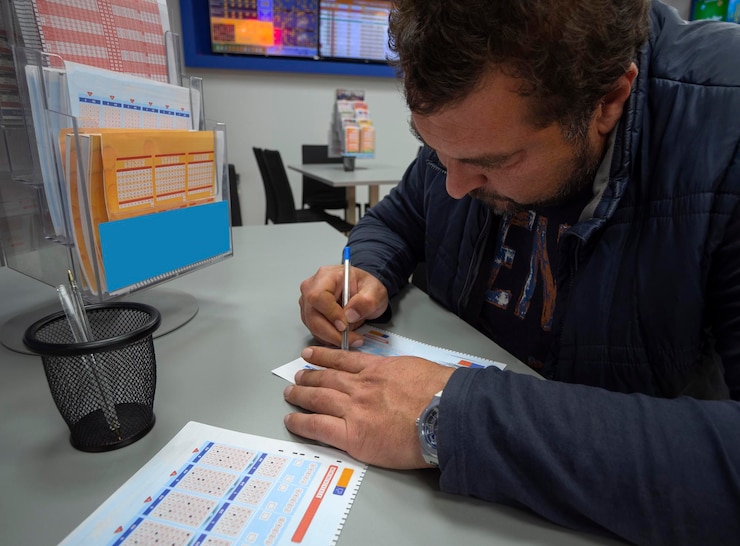 Foto un hombre llena un billete de lotería y juega lotto en una oficina con opap en atenas grecia