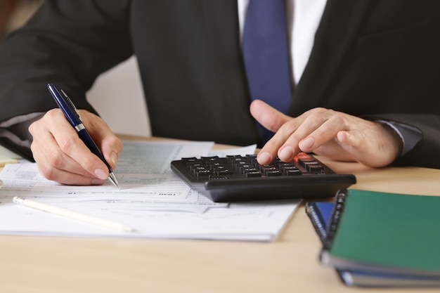 Hombre llenando formulario de declaración de impuestos sobre la renta individual closeup