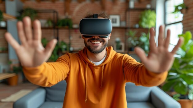 Un hombre lleva gafas de realidad virtual y extiende sus manos hacia adelante como si estuviera interactuando con un entorno virtual.