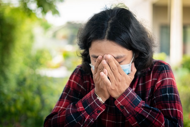 Un hombre lleva una máscara llorando