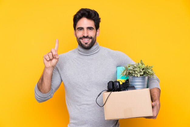 Hombre llevando una caja llena de cosas