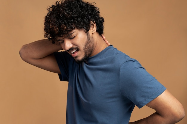 Foto hombre, llevando, camiseta, el gesticular