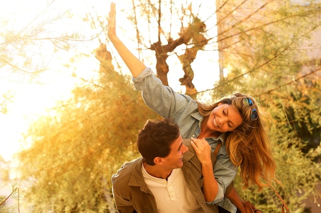 Foto hombre llevando a una mujer feliz con el brazo extendido