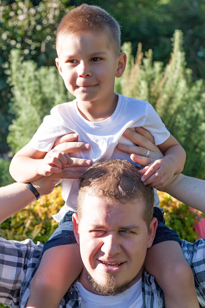 Hombre llevando a su hijo en los hombros