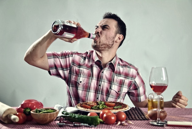 Hombre loco hambriento comiendo pizza en un restaurante