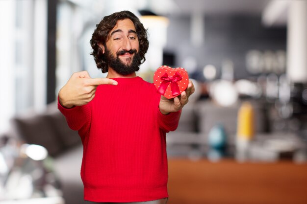 Hombre loco joven en el amor, concepto del día de tarjeta del día de San Valentín.