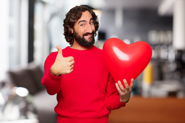 Hombre loco joven en el amor, concepto del día de tarjeta del día de San Valentín.