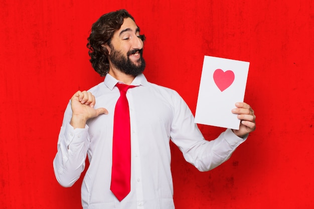 Hombre loco joven en el amor, concepto del día de tarjeta del día de San Valentín.