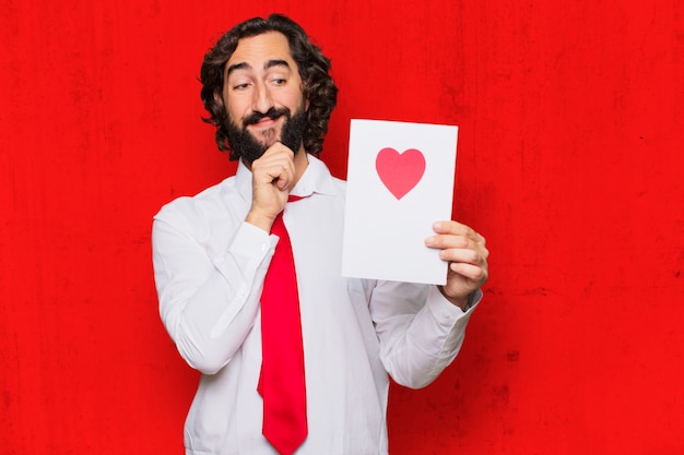 Hombre loco joven en el amor, concepto del día de tarjeta del día de San Valentín.