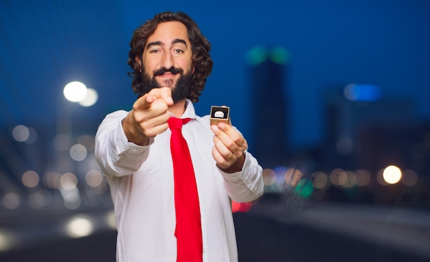 Hombre loco joven en el amor, concepto del día de tarjeta del día de San Valentín.