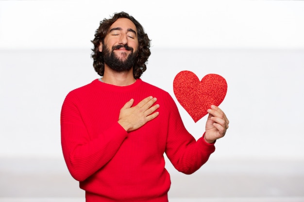 Hombre loco joven en el amor, concepto del día de tarjeta del día de San Valentín.