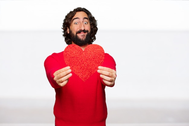 Hombre loco joven en el amor, concepto del día de tarjeta del día de san valentín.