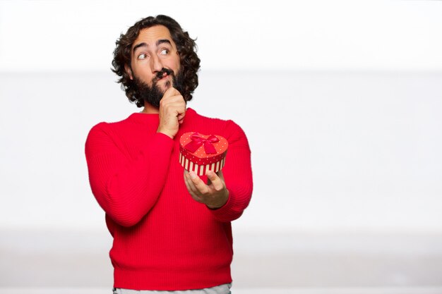 Hombre loco joven en el amor, concepto del día de tarjeta del día de San Valentín.