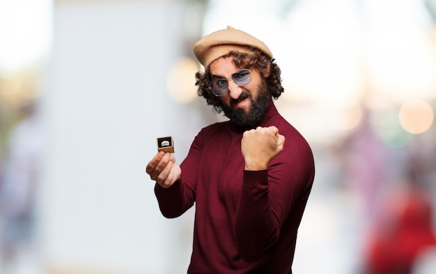 Hombre loco joven en el amor, concepto del día de tarjeta del día de San Valentín.