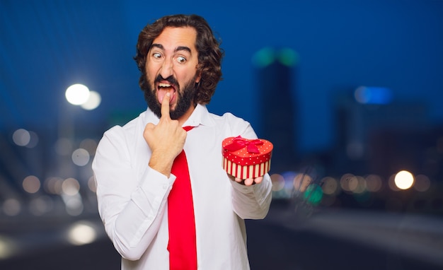 Hombre loco joven en el amor, concepto del día de tarjeta del día de San Valentín.