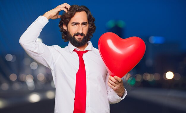 Hombre loco joven en el amor, concepto del día de tarjeta del día de San Valentín.