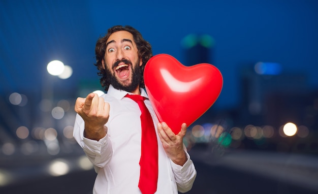 Hombre loco joven en el amor, concepto del día de tarjeta del día de San Valentín.