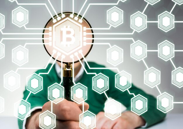 Hombre con lupa bitcoin