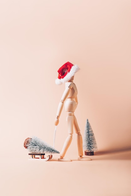 Hombre de madera con árbol de Navidad