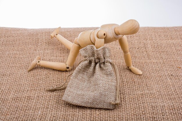 Hombre de madera con un tablón de anuncios en la mano