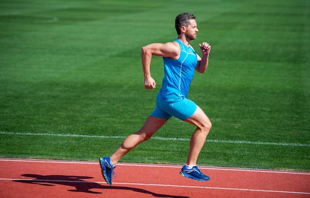 Hombre maduro atlético corriendo a velocidad de estadio