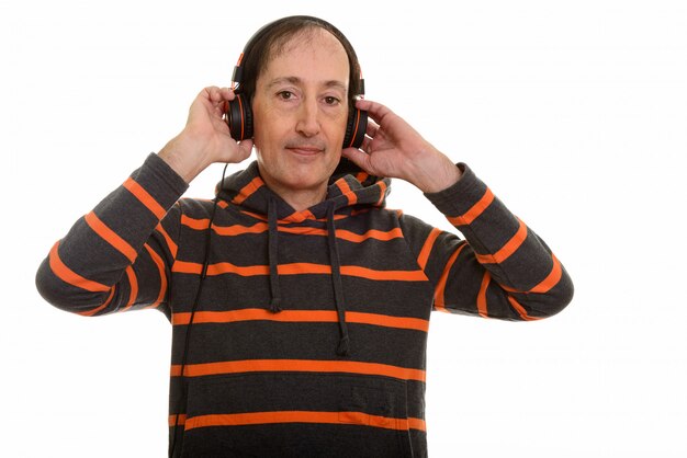 hombre maduro con auriculares mientras escucha música