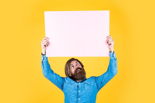 Foto el hombre maduro con barba tiene el pelo largo y sostiene la promoción del espacio de la copia del plato de papel