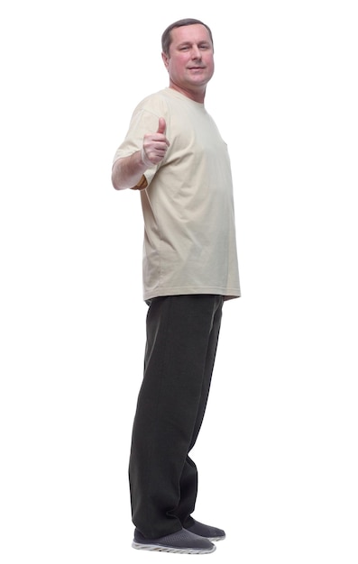 Hombre maduro con una camiseta ligera que muestra un pulgar hacia arriba