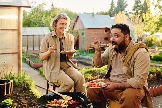 Hombre maduro comiendo estofado de verduras
